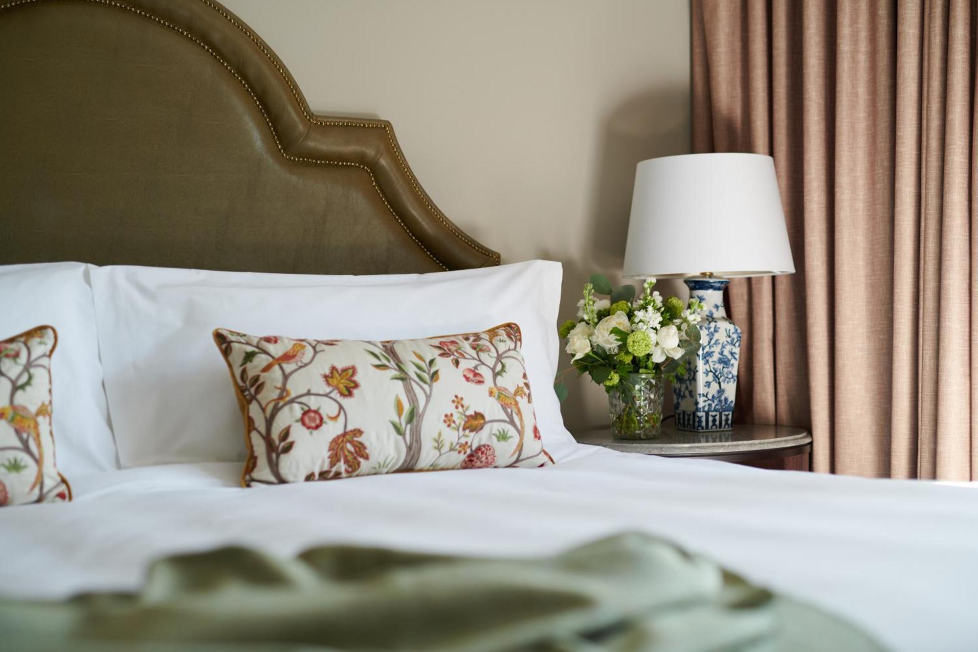 Carton House A Fairmont Managed Hotel Maynooth Buitenkant foto A bed with a pillow
