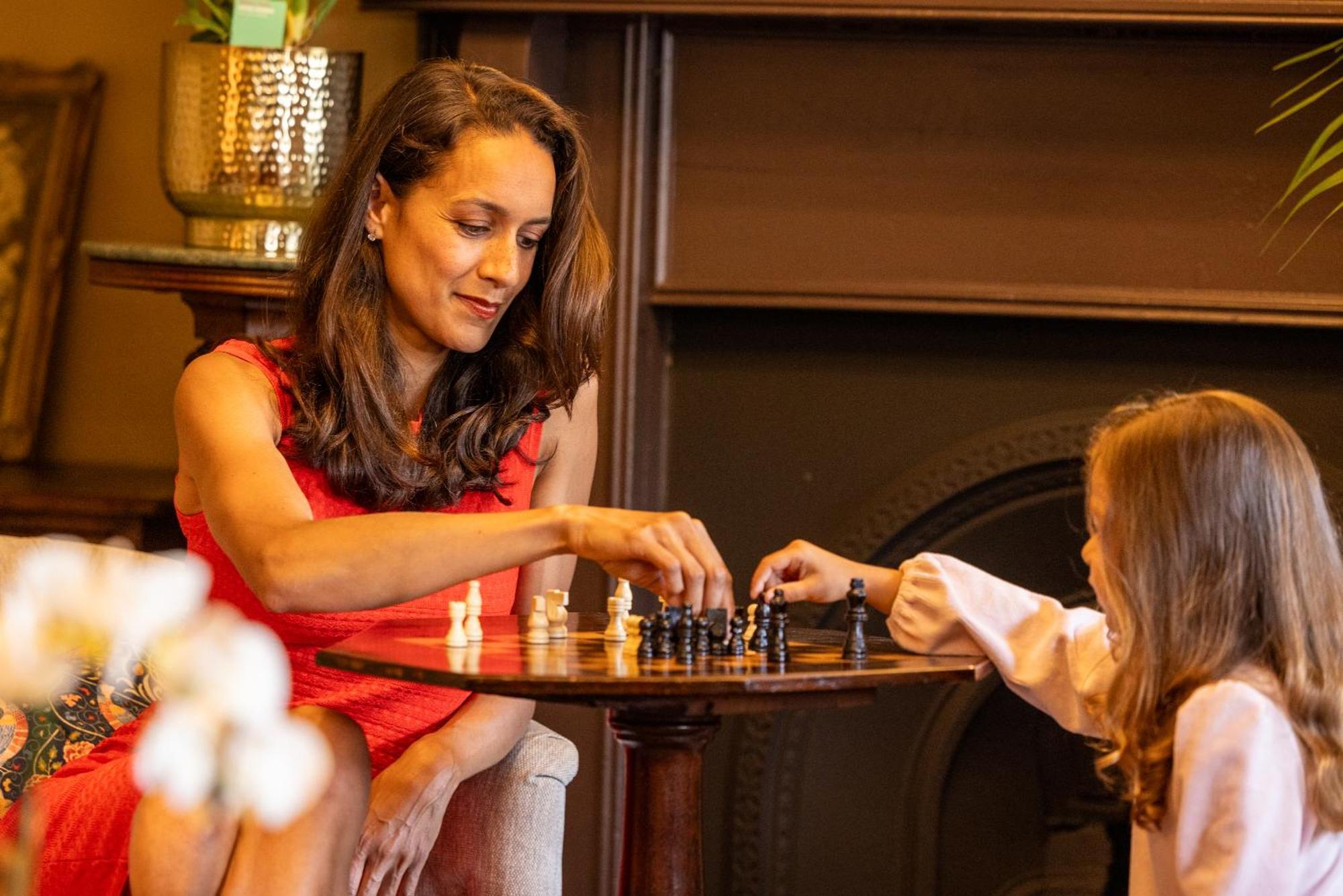 Carton House A Fairmont Managed Hotel Maynooth Buitenkant foto A woman playing chess with her daughter